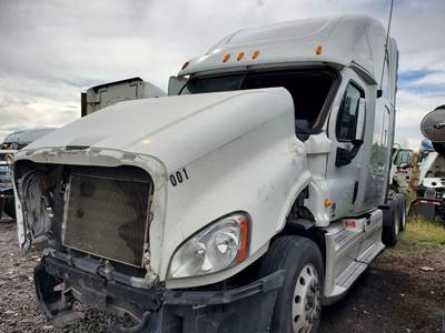 Freightliner Cascadia 125 Salvage Truck