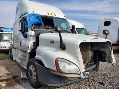 Freightliner Cascadia 125 Salvage Truck