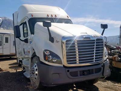 Freightliner Cascadia 125 Salvage Truck