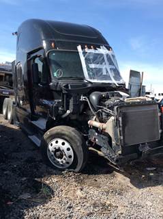 Freightliner Cascadia 125 Salvage Truck