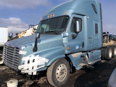 Freightliner Cascadia 125 Salvage Truck