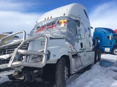 Freightliner Cascadia 125 Salvage Truck