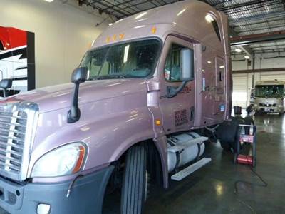 Freightliner Cascadia 125 Salvage Truck