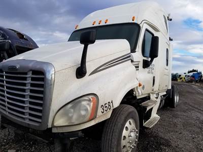 Freightliner Cascadia 125 Salvage Truck