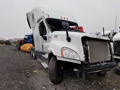 Freightliner Cascadia 125 Salvage Truck