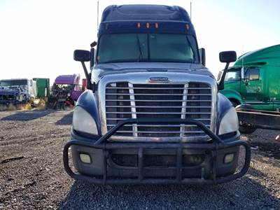 Freightliner Cascadia 125 Salvage Truck