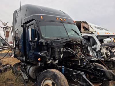Freightliner Cascadia 125 Salvage Truck