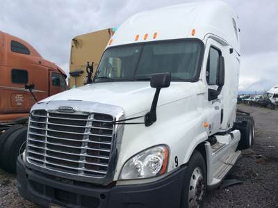 Freightliner Cascadia 125 Salvage Truck