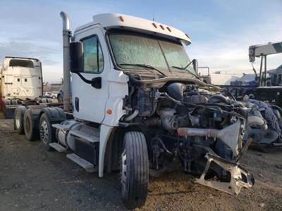 Freightliner Cascadia 125 Salvage Truck