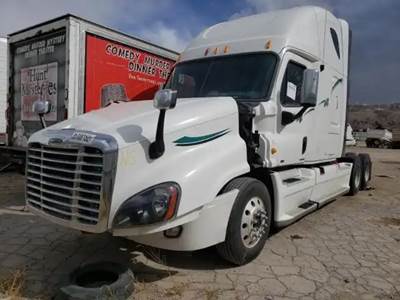 Freightliner Cascadia 125 Salvage Truck