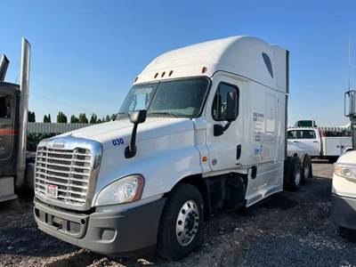 Freightliner Cascadia 125 Salvage Truck