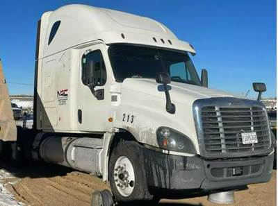 Freightliner Cascadia 125 Salvage Truck