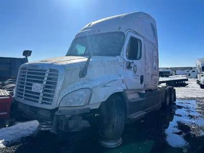 Freightliner Cascadia 125 Salvage Truck