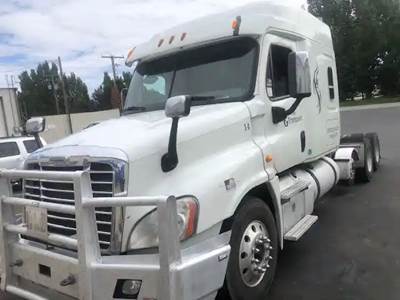 Freightliner Cascadia 125 Salvage Truck
