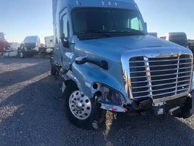 Freightliner Cascadia 125 Salvage Truck