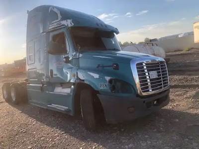 Freightliner Cascadia 125 Salvage Truck