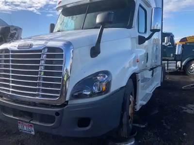 Freightliner Cascadia 125 Salvage Truck