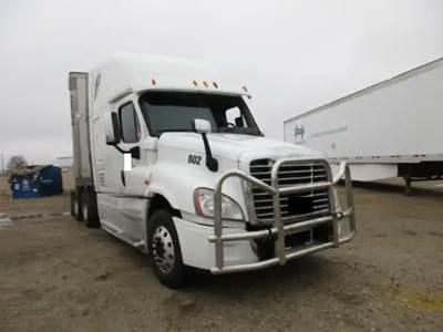 Freightliner Cascadia 125 Salvage Truck
