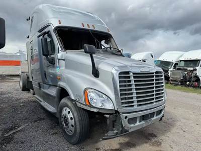 Freightliner Cascadia 125 Salvage Truck