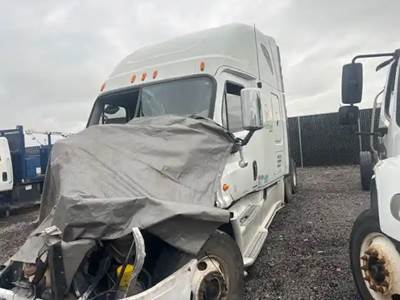 Freightliner Cascadia 125 Salvage Truck