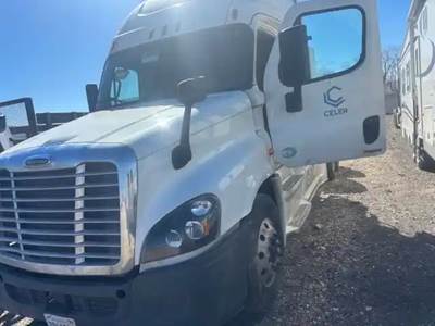 Freightliner Cascadia 125 Salvage Truck