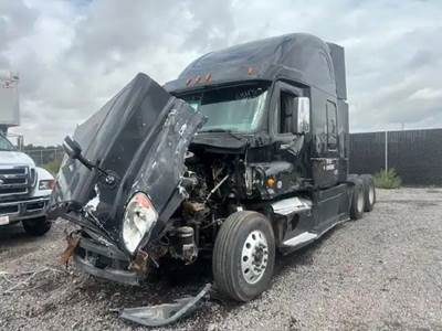 Freightliner Cascadia 125 Salvage Truck