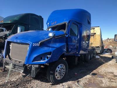 Freightliner Cascadia 126 Salvage Truck