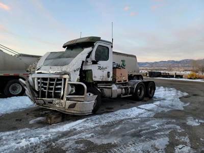 Freightliner Cascadia 126 Salvage Truck