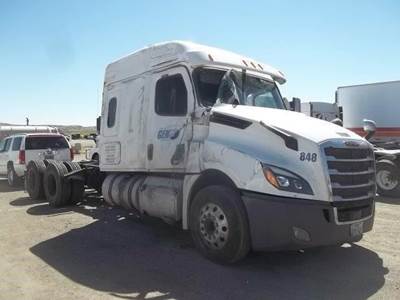Freightliner Cascadia 126 Salvage Truck