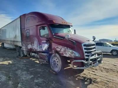 Freightliner Cascadia 126 Salvage Truck