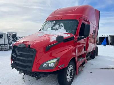Freightliner Cascadia 126 Salvage Truck