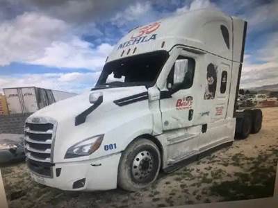 Freightliner Cascadia 126 Salvage Truck