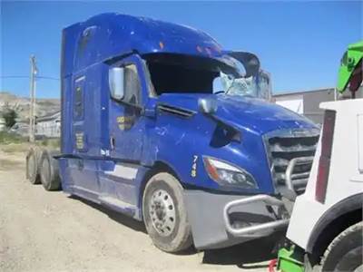 Freightliner Cascadia 126 Salvage Truck