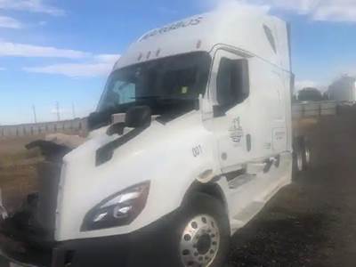 Freightliner Cascadia 126 Salvage Truck