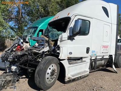 Freightliner Cascadia 126 Salvage Truck