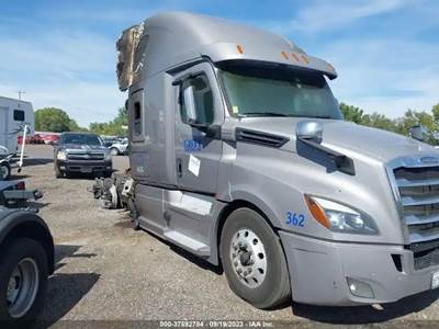 Freightliner Cascadia 126 Salvage Truck