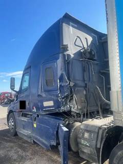 Freightliner Cascadia 126 Salvage Truck
