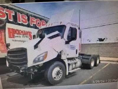Freightliner Cascadia 126 Salvage Truck