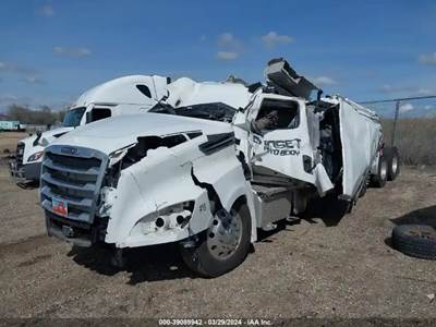 Freightliner Cascadia 126 Salvage Truck