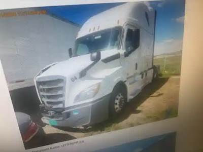 Freightliner Cascadia 126 Salvage Truck