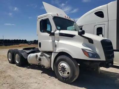 Freightliner Cascadia 126 Salvage Truck