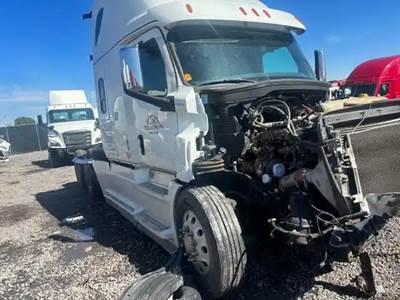Freightliner Cascadia 126 Salvage Truck