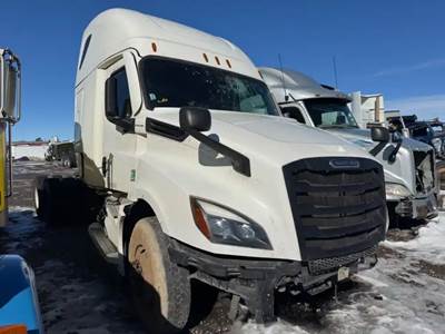 Freightliner Cascadia 126 Salvage Truck