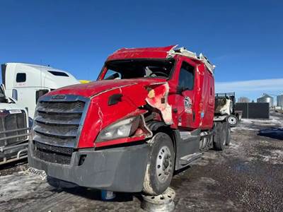 Freightliner Cascadia 126 Salvage Truck