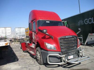 Freightliner Cascadia 126 Salvage Truck