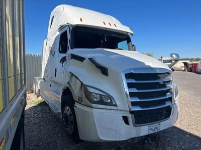 Freightliner Cascadia 126 Salvage Truck