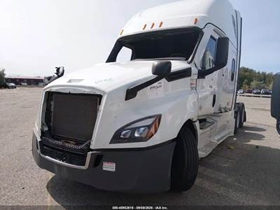 Freightliner Cascadia 126 Salvage Truck