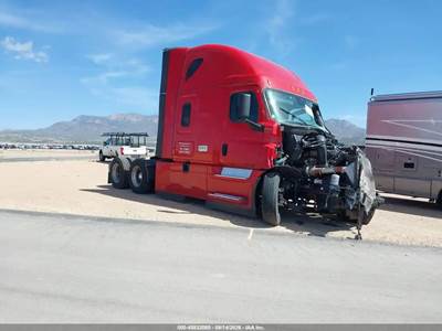 Freightliner Cascadia 126 Salvage Truck