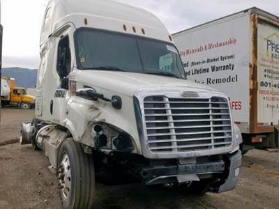 Freightliner Cascadia 132 Salvage Truck