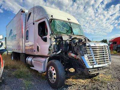 Freightliner Cascadia 132 Salvage Truck